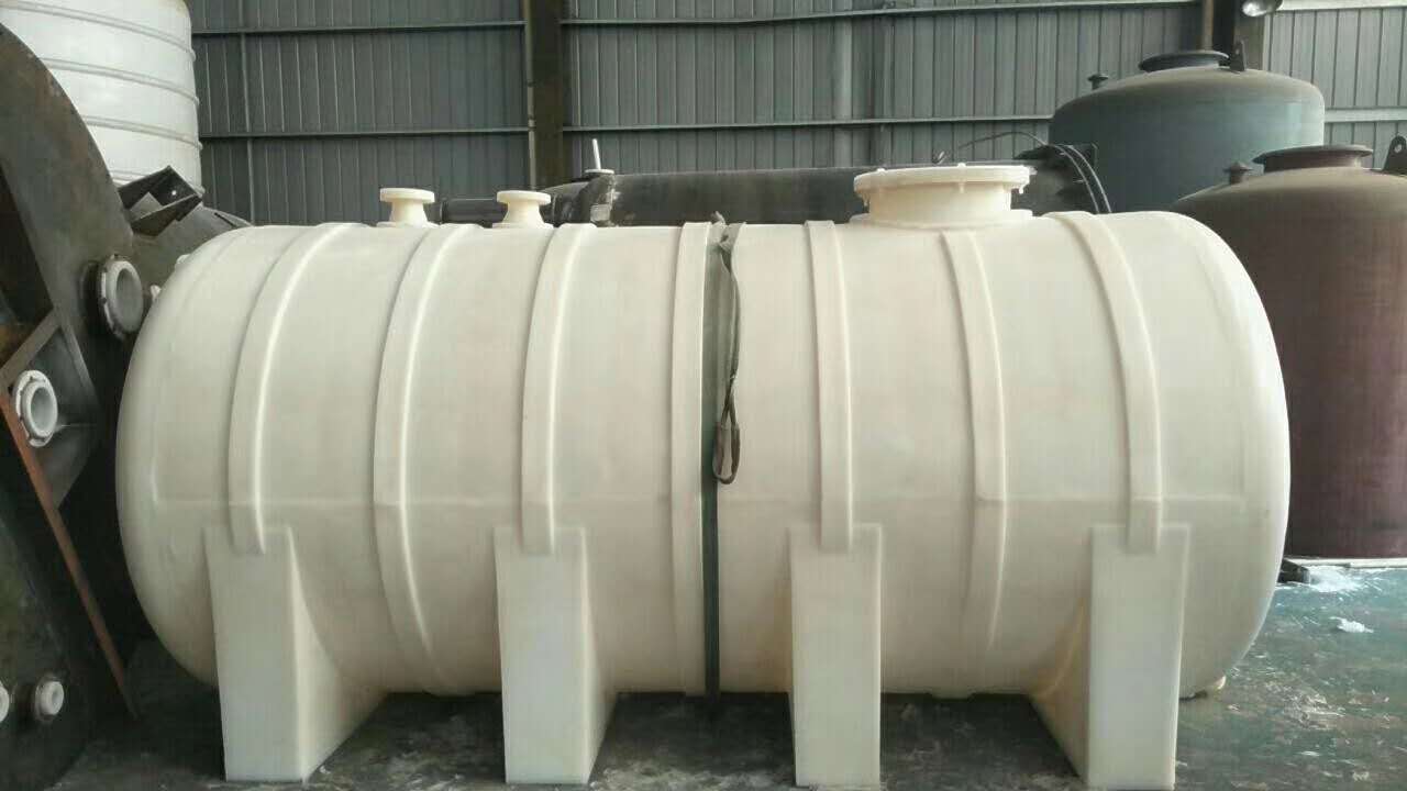 立式塑料儲(chǔ)罐儲(chǔ)存的注意事項(xiàng)與防護(hù)